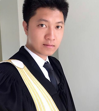 นายธีรภัทร์ ชินสนธิกุล (ผู้สอบไล่ได้ลำดับ 1 หลักสูตรการฝึกอบรมวิชาว่าความ แห่งสภาทนายความ รุ่นที่ 30) ใบอนุญาตให้เป็นทนายความเลขที่ : 820/2552